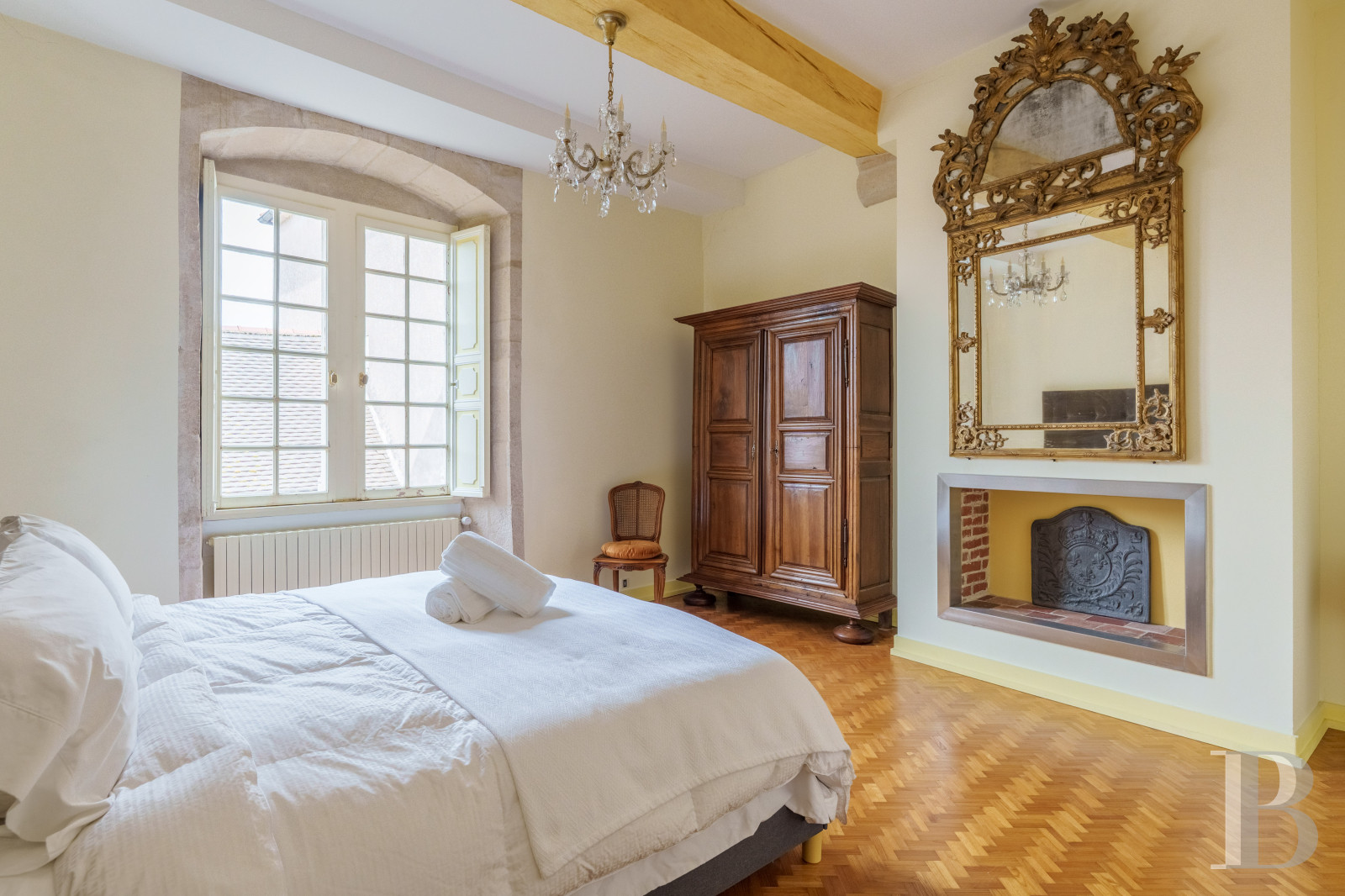 En Haute-Saône, à Pesmes, un château des 15e et 16e siècles dominant le village et la vallée de l’Ognon - photo  n°22