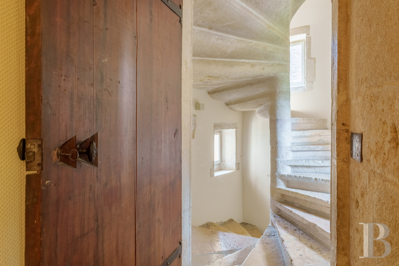 En Haute-Saône, à Pesmes, un château des 15e et 16e siècles dominant le village et la vallée de l’Ognon - photo  n°9