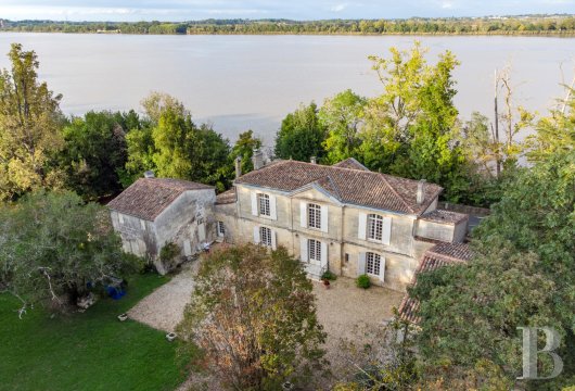 aquitaine - Entre Bordeaux et la rivière Dordogne,  une maison de maître du 18e s. et son parc de 2,7 ha
