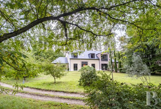 paris - A dwelling with more than 400 m² surrounded by grounds  of nearly 5,000 m², a few minutes from Paris on the RER, near Saint-Germain-en-Laye