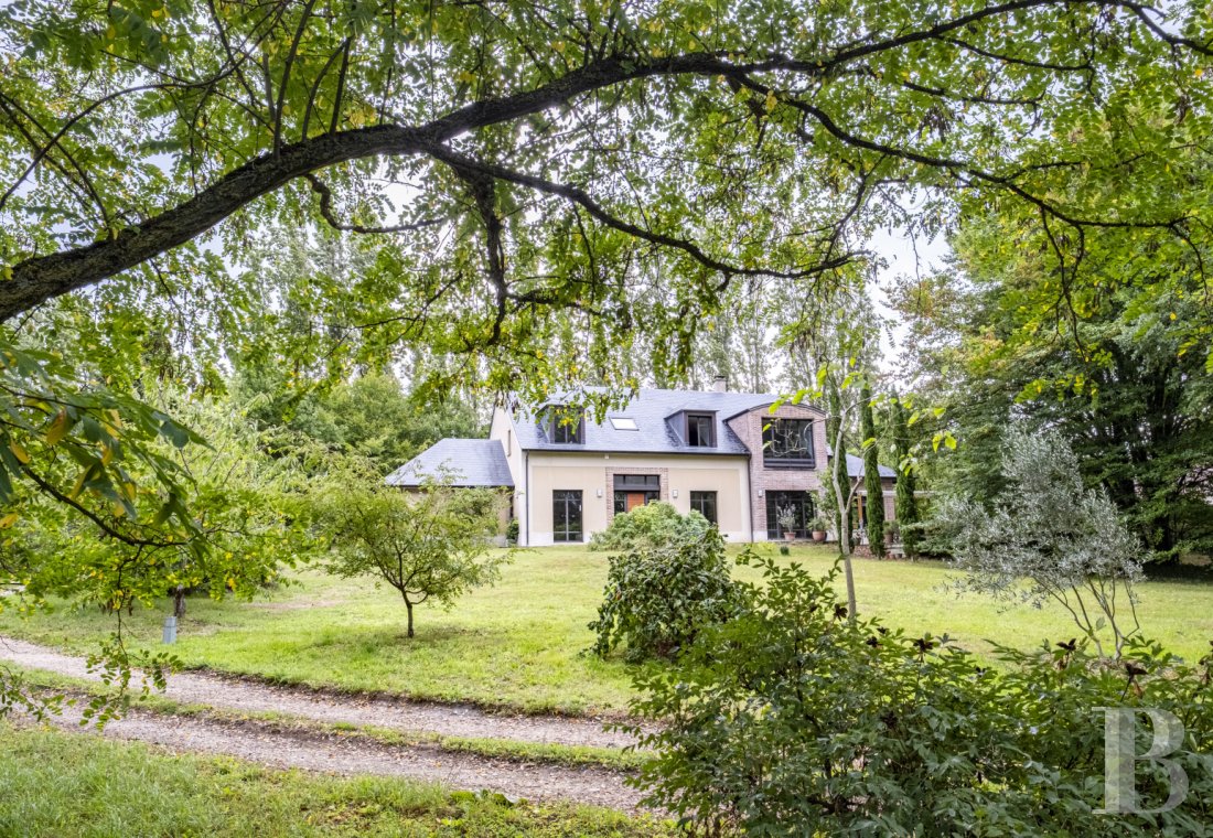 Houses for sale - paris - Proche de Saint-Germain-en-Laye et à quelques minutes de Paris en RER, une maison de plus de 400 m² sur un terrain de près de 5 000 m²