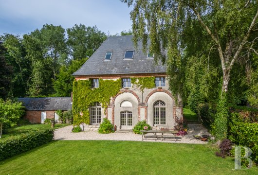 haute-normandie - Sur la côte d'Albâtre, entre Veules-les-Roses et Varengeville-sur-Mer, une chapelle du 18e s. transformée en logis avec gîte