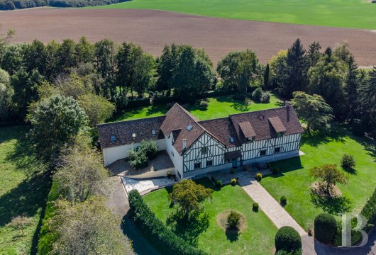 ile-de-france - A delightful property with 9,300m² of grounds, a 440m² family dwelling with an indoor pool and a guesthouse, nestled next to France’s lush Yvelines department just west of Paris