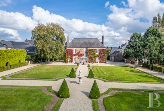 basse-normandie - En Normandie, dans un bourg du Cotentin, une maison de maître de 1810, avec dépendance, jardin à la française et parc de 5200 m²