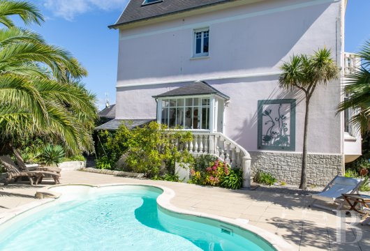 basse-normandie - Dans une station balnéaire familiale de la côte ouest du Cotentin, une villa des années 1930 avec piscine et dépendance, dans un jardin clos et arboré
