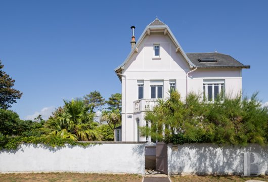 lower-normandy - A villa from the 1930s with a swimming pool and an outbuilding,  surrounded by an enclosed, tree-filled garden, in a family-oriented seaside resort on the Cotentin peninsula’s western coast