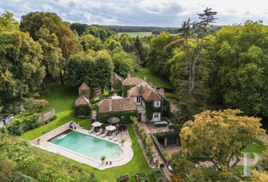 ile-de-france - An 18th-century country house with a pool, tennis court, outbuildings and four hectares of   grounds, nestled by a historical village 30 minutes south-east of Fontainebleau near Paris