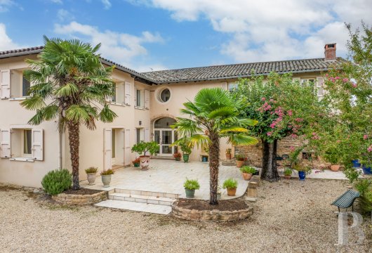 bourgogne - Dans la vallée de la Saône, à proximité de Mâcon,  une maison vigneronne de 1850, sa cave voûtée et son terrain arboré clos de murs