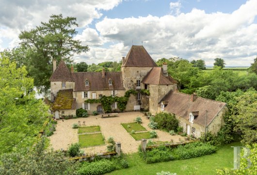 bourgogne - À la lisière du Morvan, dans le Nivernais, entre Châtillon-en-Bazois et Château-Chinon, une maison forte du 14e s., ses communs et son domaine de 17 ha