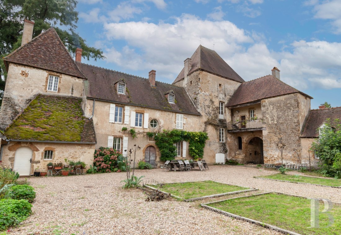 Castles / chateaux for sale - burgundy - À la lisière du Morvan, dans le Nivernais, entre Châtillon-en-Bazois et Château-Chinon, une maison forte du 14e s., ses communs et son domaine de 17 ha
