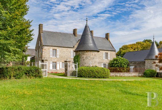 lower-normandy - Dans un village du Cotentin, en bord de mer, un manoir, sa dépendance et son parc de 2 ha restaurés