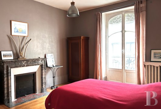 properties in town burgundy   - 16