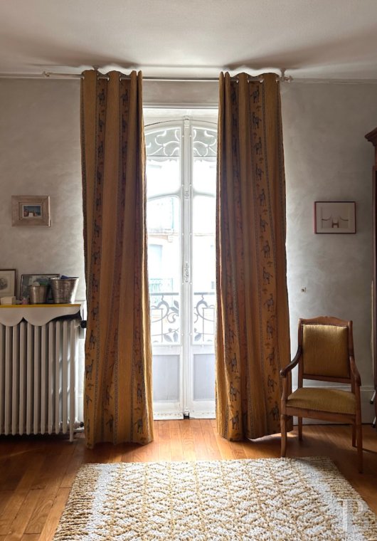 properties in town burgundy   - 13