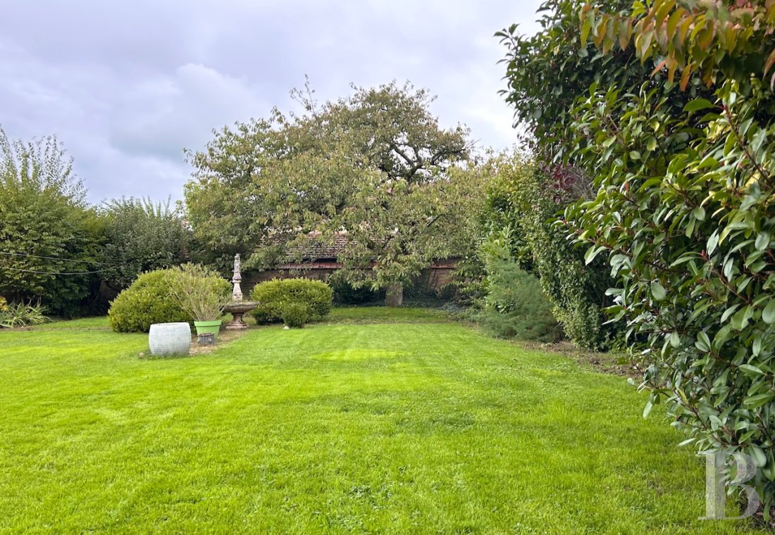 properties in town burgundy   - 17