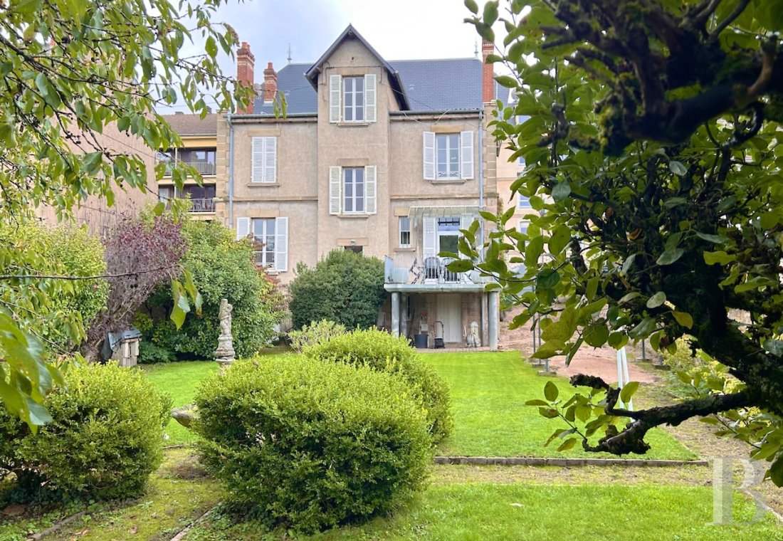 properties in town burgundy   - 2