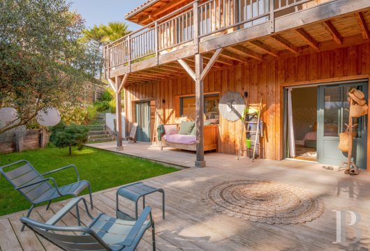 aquitaine - Sur la presqu’île du cap Ferret, 




 une maison d’architecte en bois avec jardin et piscine
