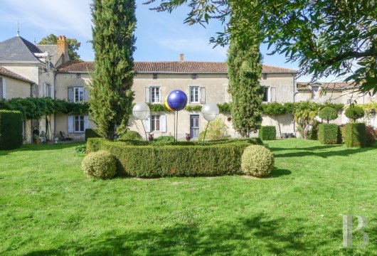 poitou-charentes - A splendid house from the 18th and 19th centuries with a well-designed garden, nestled among the meadows of the bucolic Gâtine poitevine area in western France