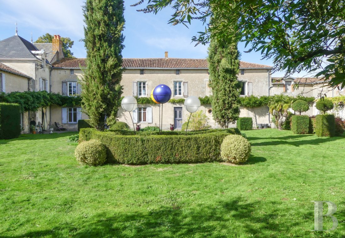 Residences for sale - poitou-charentes - Dans la campagne de prairies et de haies de Gâtine poitevine un logis des 18e et 19e siècles et son parc savamment composé