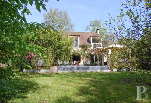 paris - L'Étang-la-Ville, en lisière de forêt, une maison familiale contemporaine  de plus de 300 m², avec un grand jardin et une piscine