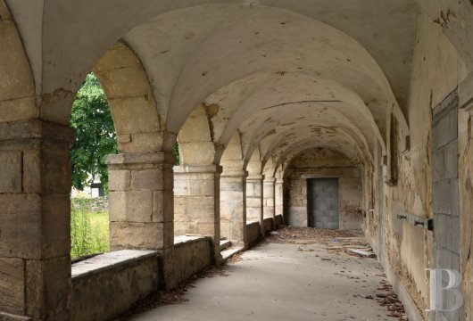franche-comte - Au cœur du Jura, dans un bourg chargé d’histoire avec commerces et services,  les Annonciades célestes, un ancien couvent du 17e s. à réhabiliter entièrement