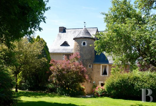pays-de-loire - Au sud de la Mayenne, dans le bocage, un manoir du 16e s. et ses dépendances sur 6 ha