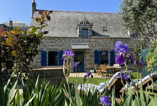 brittany - Dans le centre historique de Concarneau, un ancien logis d’armateur des 17e et 18e s. classé MH et ses jardins clos