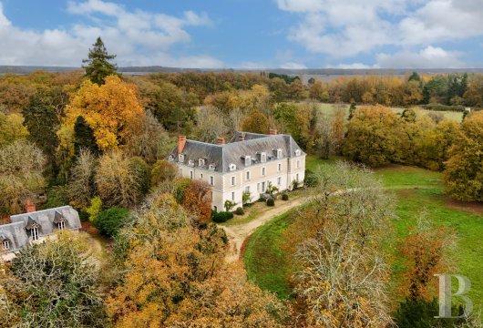 center-val-de-loire - A chateau from the 18th and 20th centuries with outbuildings, horse-riding facilities and 25 hectares of woods and meadows, north-west of the city of Tours