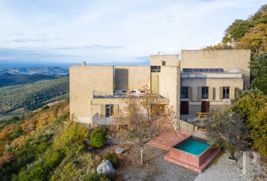 paca - Dans le Vaucluse, au sommet d'une crête célèbre, un relais hertzien des années 1970 transformé en habitation ultra-contemporaine à terminer, avec piscine et paraboles satellitaires 