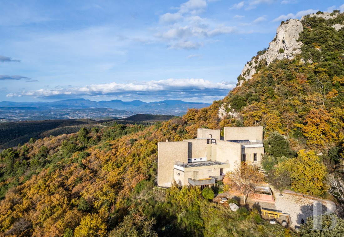 industrial heritage for sale - provence-cote-dazur - Dans le Vaucluse, au sommet d'une crête célèbre, un relais hertzien des années 1970 transformé en habitation ultra-contemporaine à terminer, avec piscine et paraboles satellitaires 