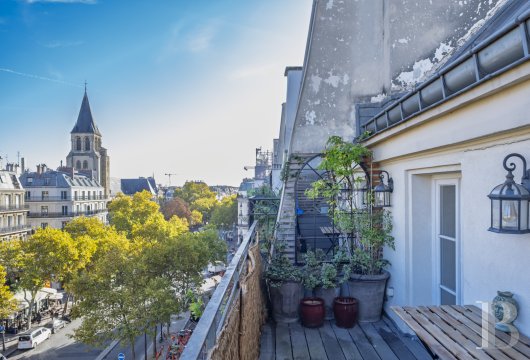 paris - Au coeur de Saint-Germain-des-Prés, au dernier étage avec une vue dégagée,  un appartement rénové par un architecte de renom et sa terrasse