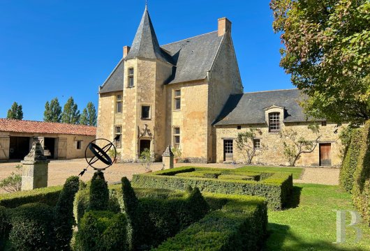 pays-de-loire - À 30 min de Saumur, avec dépendances, cour d’honneur et jardins,
 un logis de village du 16e s. inscrit MH