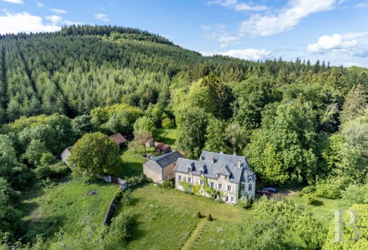 bourgogne - Au cœur du parc naturel régional du Morvan, une maison de maître du 19e s., ses communs et son terrain arboré de plus de 2 ha
