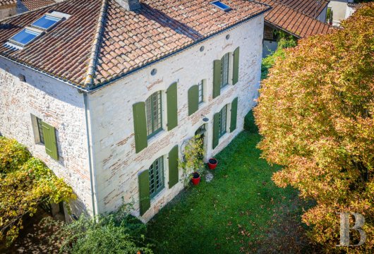 aquitaine - A restored 18th-century presbytery in a 3,500-m² garden with a swimming pool and two independent suites with patios, in the Lot-et-Garonne area, in a secluded village