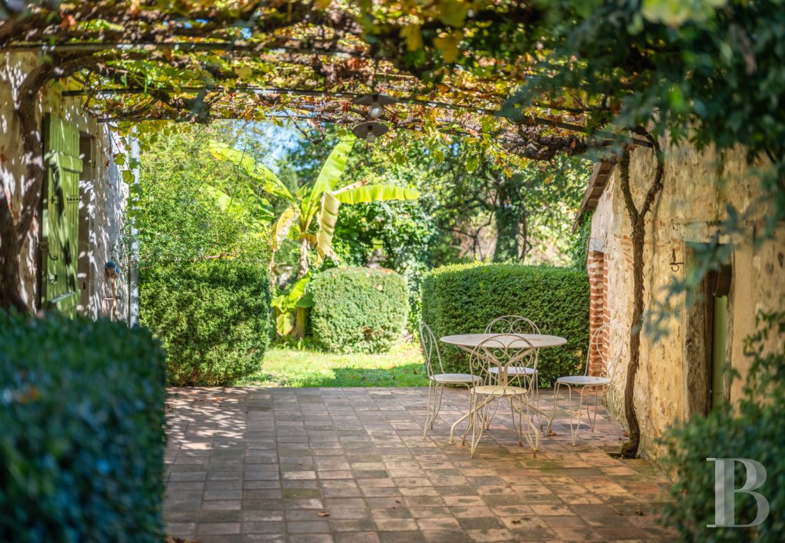 character properties France aquitaine   - 14