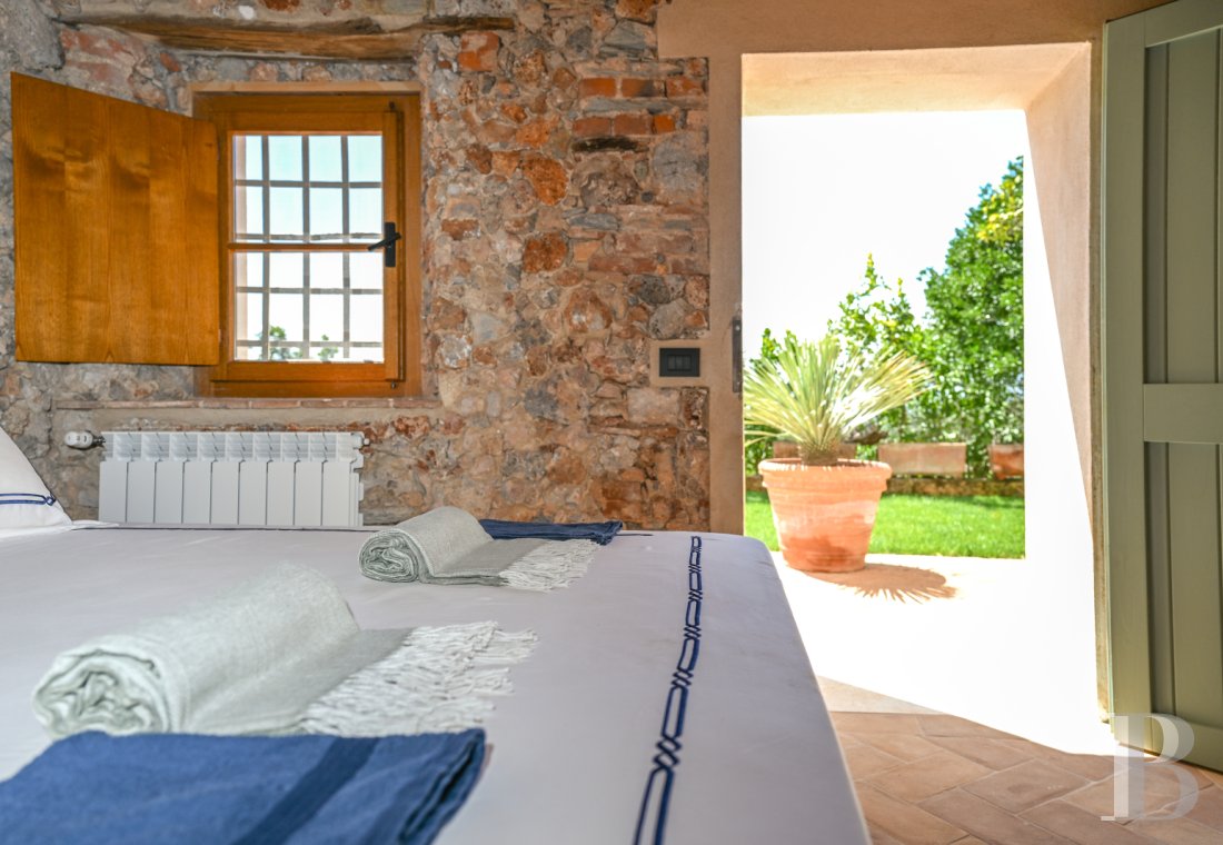 En Toscane, près de Pietrasanta, sur la côte méditerranéenne,  une maison sur les hauteurs au milieu de son oliveraie - photo  n°20