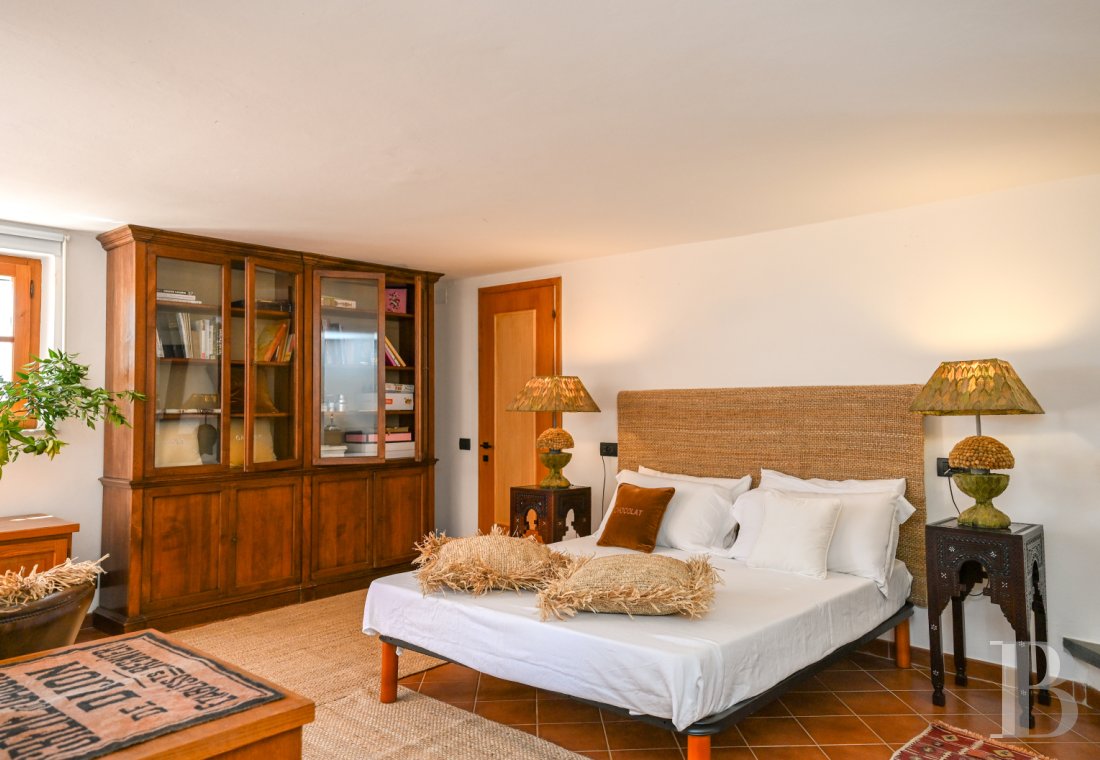 En Toscane, près de Pietrasanta, sur la côte méditerranéenne,  une maison sur les hauteurs au milieu de son oliveraie - photo  n°16