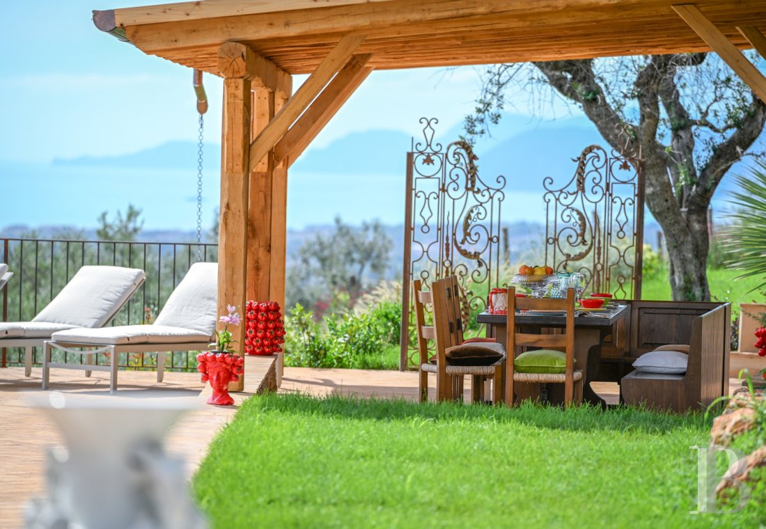 En Toscane, près de Pietrasanta, sur la côte méditerranéenne,  une maison sur les hauteurs au milieu de son oliveraie - photo  n°6