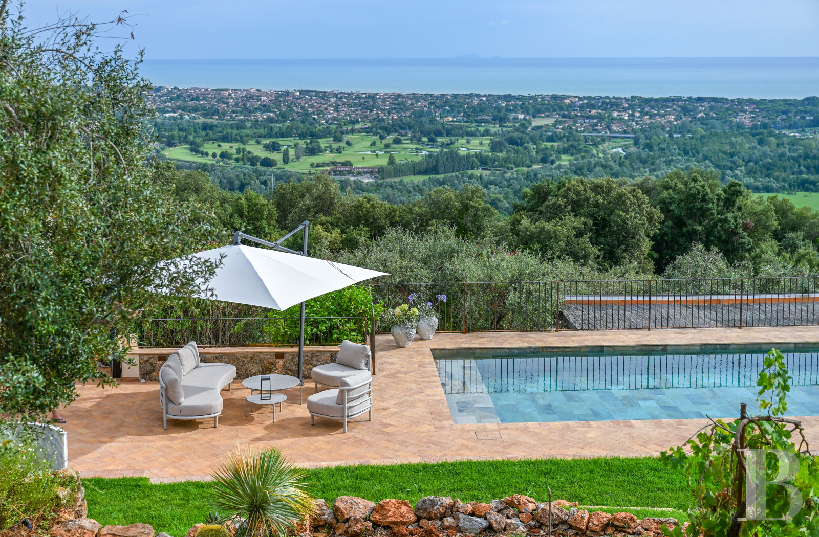 En Toscane, près de Pietrasanta, sur la côte méditerranéenne,  une maison sur les hauteurs au milieu de son oliveraie - photo  n°2