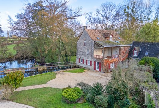 pays-de-loire - À l'orée d'un village, proche de Sablé-sur-Sarthe, 
 un moulin du début du 19e s. et son jardin de près d'1 ha