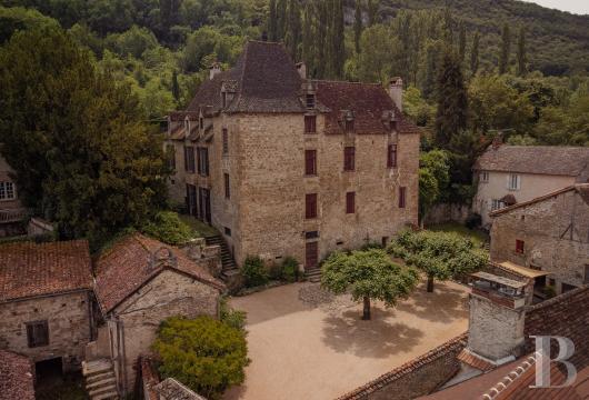 An elegant 17th-century manor house and overhanging gardens, in Autoire, in the Lot department  - photo  n°3