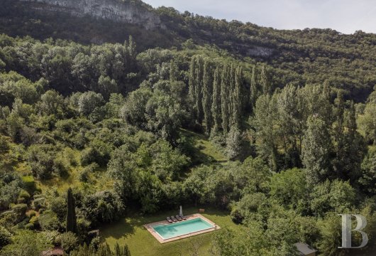 Dans le Lot, à Autoire,  un élégant manoir du 17e siècle et ses jardins suspendus - photo  n°2