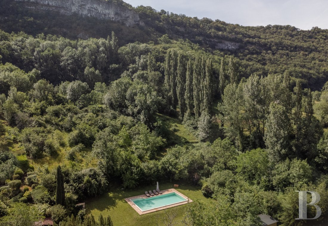 An elegant 17th-century manor house and overhanging gardens, in Autoire, in the Lot department  - photo  n°2