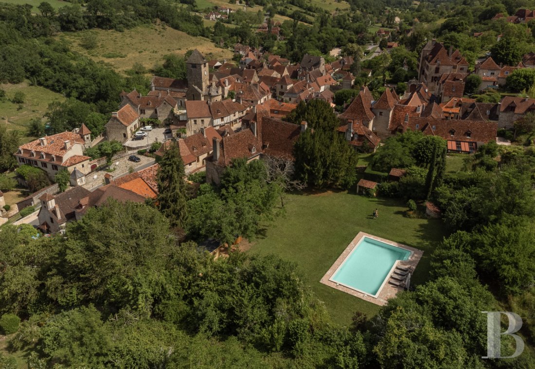 An elegant 17th-century manor house and overhanging gardens, in Autoire, in the Lot department  - photo  n°35