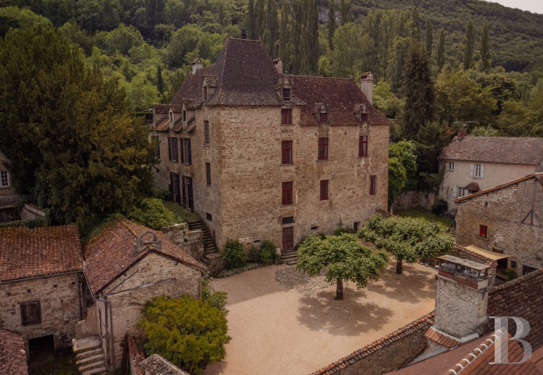 An elegant 17th-century manor house and overhanging gardens, in Autoire, in the Lot department  - photo  n°3