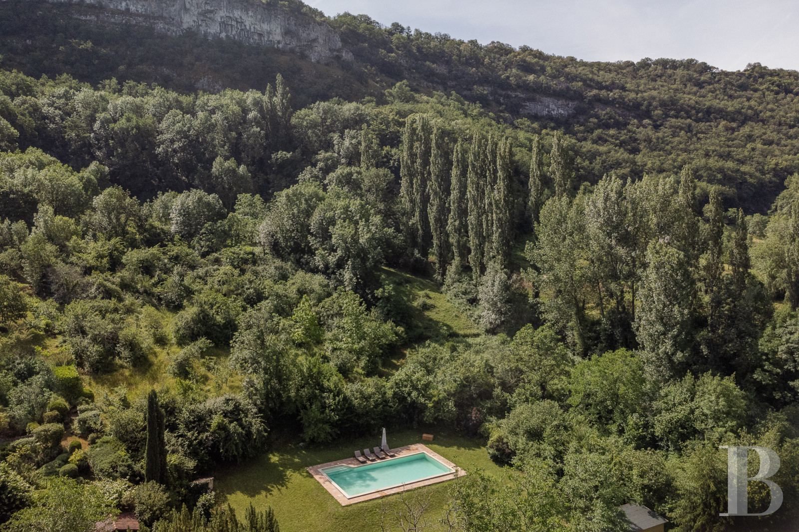 An elegant 17th-century manor house and overhanging gardens, in Autoire, in the Lot department  - photo  n°2