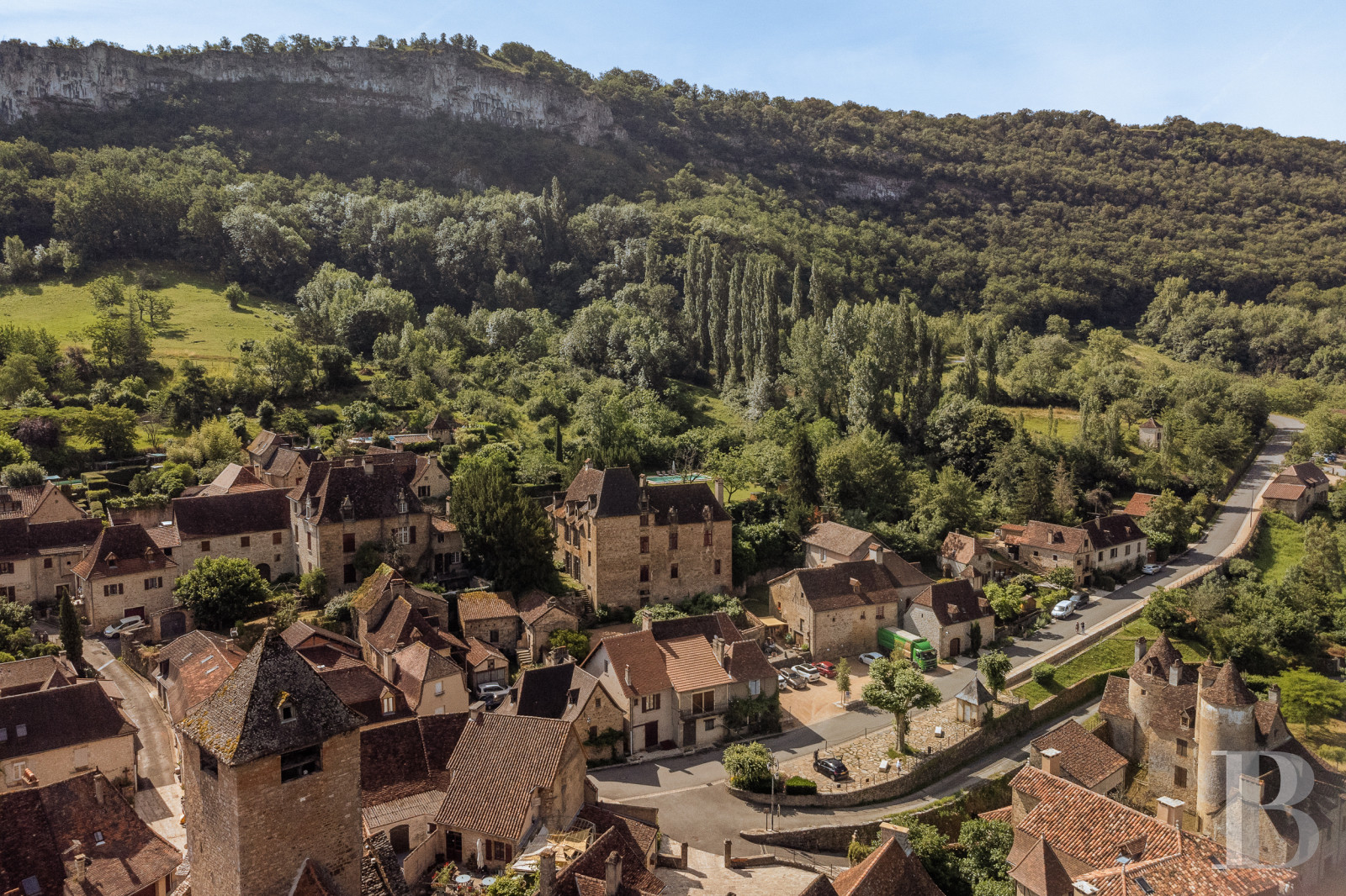 An elegant 17th-century manor house and overhanging gardens, in Autoire, in the Lot department  - photo  n°1