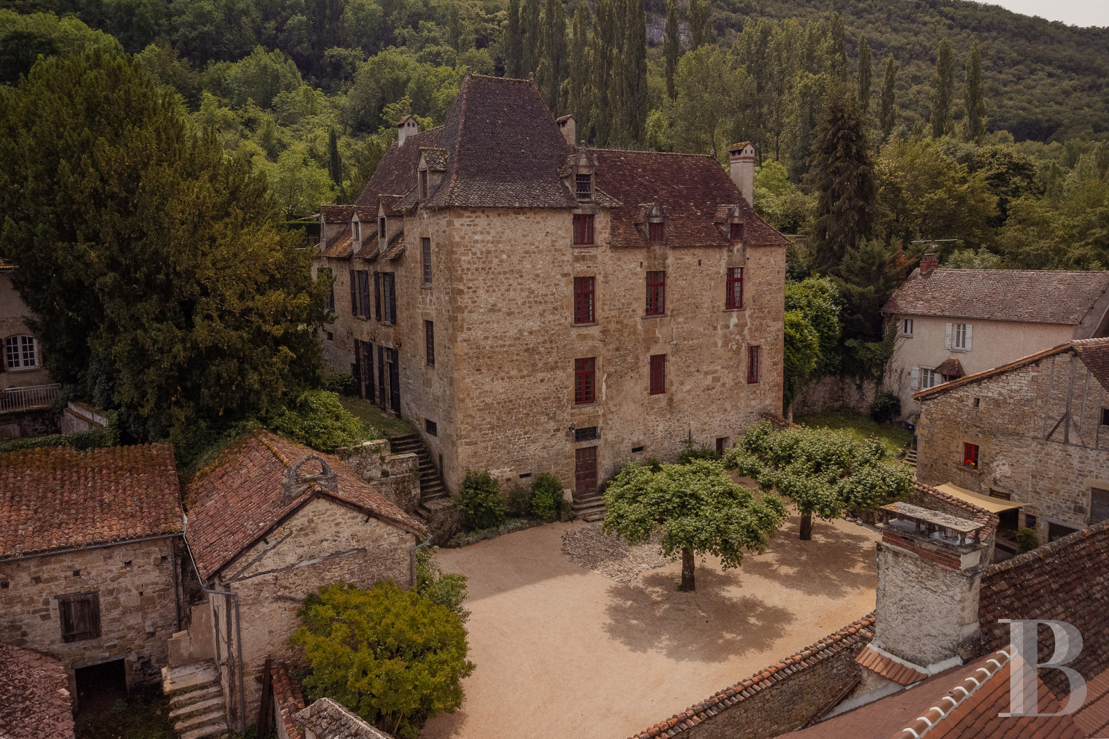 An elegant 17th-century manor house and overhanging gardens, in Autoire, in the Lot department  - photo  n°3