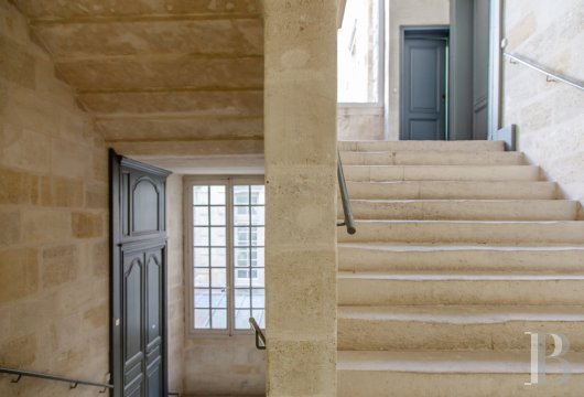 aquitaine - À Bordeaux, à quelques pas de la Grosse cloche, dans un immeuble du 17e s.,  un appartement historique de 75 m² avec deux chambres