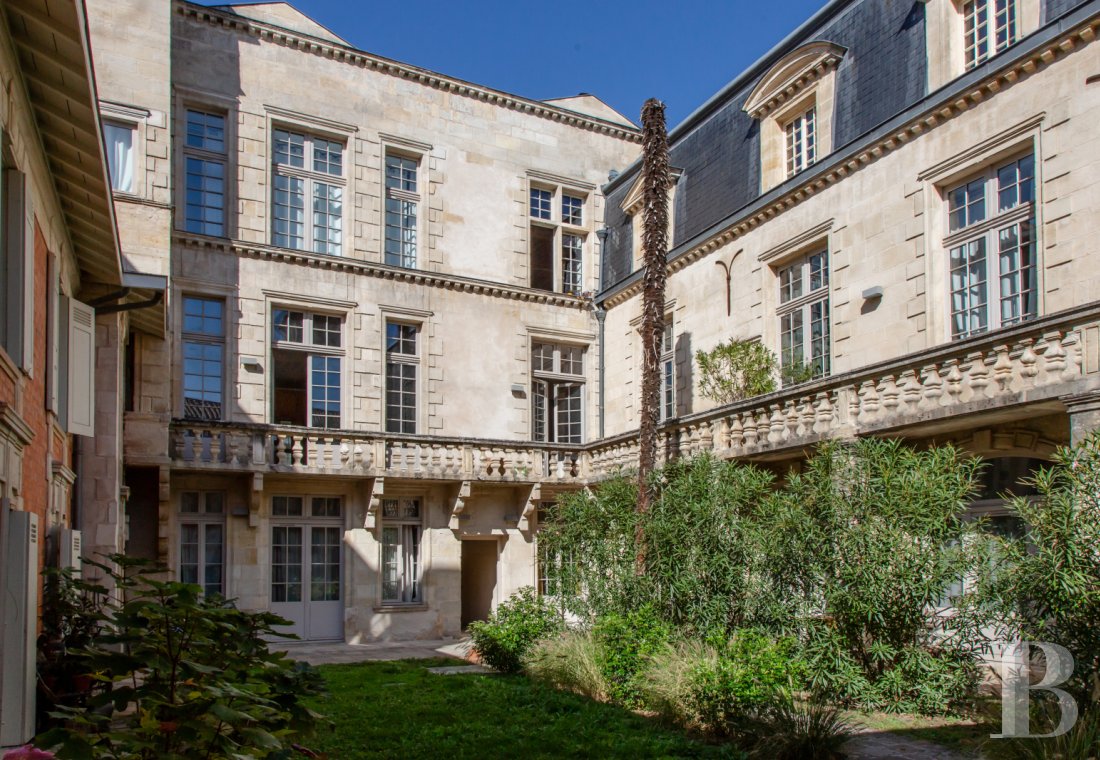 apartments for sale - aquitaine - À Bordeaux, à quelques pas de la Grosse cloche, dans un immeuble du 17e s.,  un appartement historique de 75 m² avec deux chambres