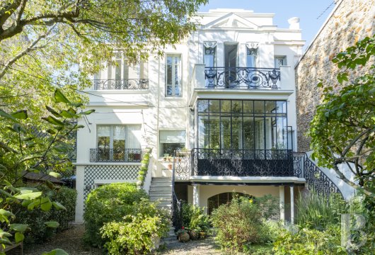 paris - A 19th-century house with 205 m² and four bedrooms,  on the banks of Fanac Island, right outside of Paris